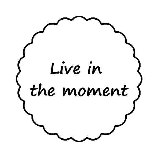 Modla sa natpisom- Live in the moment - moodla.eu